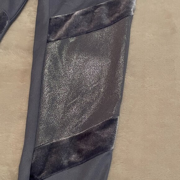 Justice (Mall Days) blue, size 8 leggings and size 28 sports bra. - Picture 7 of 11